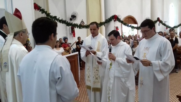 Da esquerda para a direita: Pe. Nelson, vigário paroquial; pe. Joviano Salvatti; Seminarista João Henrique. Celebração em São João do Triunfo.