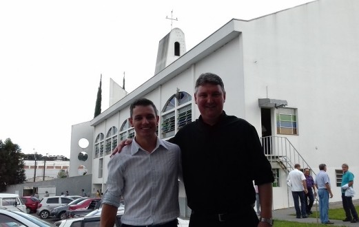 Padre Sidnei Reitz momentos antes da Missa de Posse, e o seminarista João Francisco.