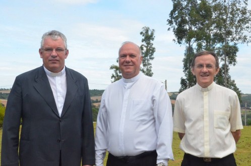 (Esquerda para direita) Vice Presidente permanece também dom Geremias Steinmetz, bispo da Diocese de Paranavaí. Presidente o Arcebispo de Cascavel, dom Mauro Aparecido dos Santos; novo Secretário, o bispo da Diocese de São José dos Pinhais, dom Francisco Carlos Bach.