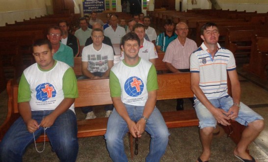 Participantes do Terço dos Homens, na Matriz Sant'Ana, em Santana - Cruz Machado.