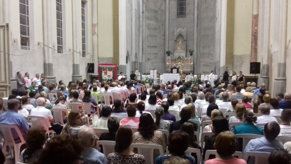 Fiéis leigos, no interior da Catedral, minutos antes do início da celebração da missa.