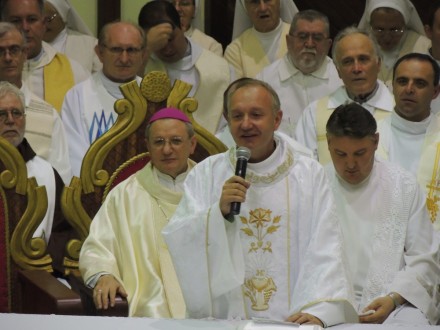 Padre Alcione fazendo seu agradecimento.