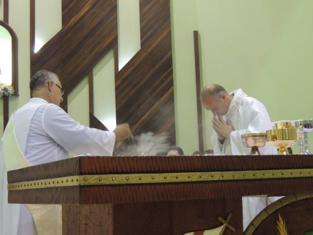 Padre Alcione sendo incensado após o ofertório.