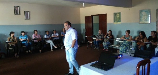 Padre Sérgio Luis Rodrigues Nunes, novo assessor das Capelinhas em formação com as Zeladoras.