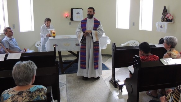 Padre Frei Roberto na Capela do Hospital, em Rebouças.