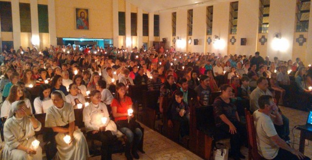 Fiéis de ambos os Movimentos, reunidos na igreja Matriz, após a procissão.