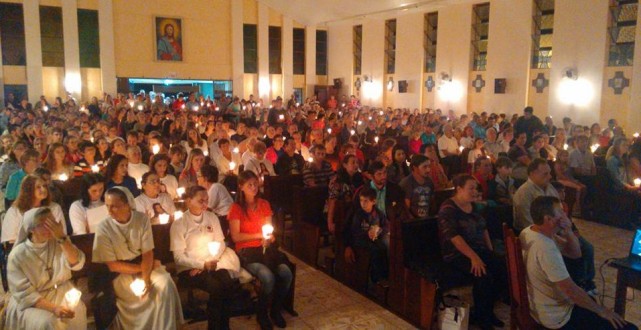 Fiéis de ambos os Movimentos, reunidos na igreja Matriz, após a procissão. 