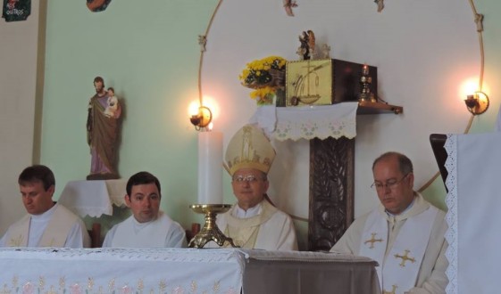 Momento da Celebração da Missa presidida por Dom Agenor Girardi, bispo diocesano.