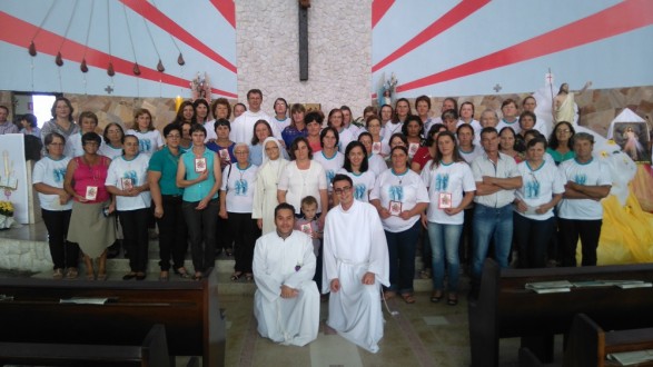 Padre Evaldo, as zeladoras das capelinhas e os seminaristas Nilson e Alex.