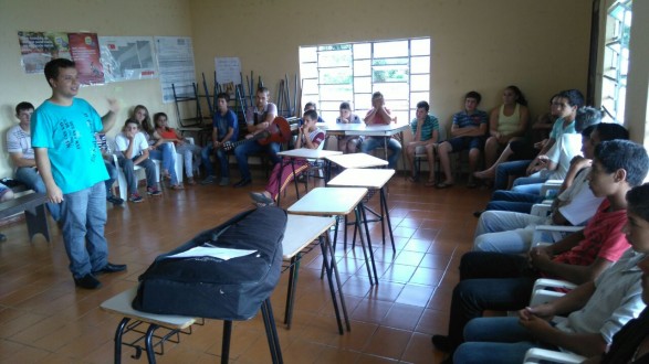 Seminarista Ronaldo Rodrigues, no encontro com os jovens da comunidade.