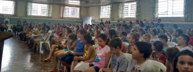 Crianças e Adolescentes na sala de palestras na Casa de Formação Cristã, no encontro do 'Sementes de Alegria'.
