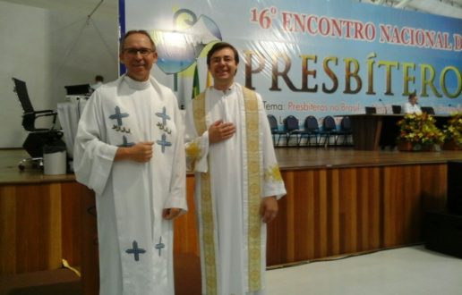 Padre Ermildo (à esquerda), e Padre Cláudio (à direita), na Assembleia em Aparecida.