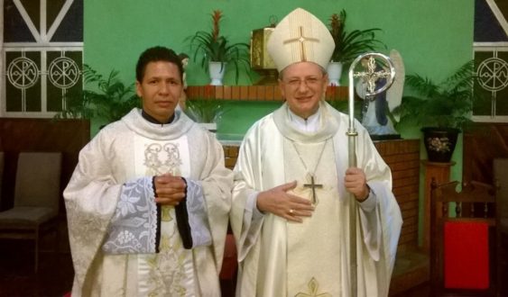 Padre José Carlos, após a missa de sua posse, ao lado de Dom Agenor Girardi,