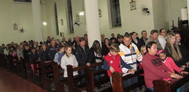 Pais, mães e filhos reunidos em formação dentro da Matriz São Pedro, em Mallet.