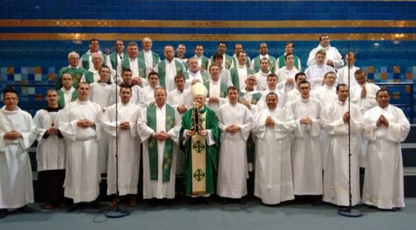 Dom Agenor, juntamente com padres, diácono e seminaristas da Diocese, no Santuário de Aparecida.
