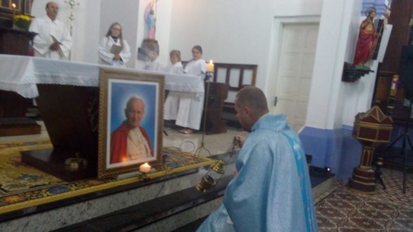 Padre Anderson Spegiorin fazendo a incensação do novo Quadro de São João Paulo II.