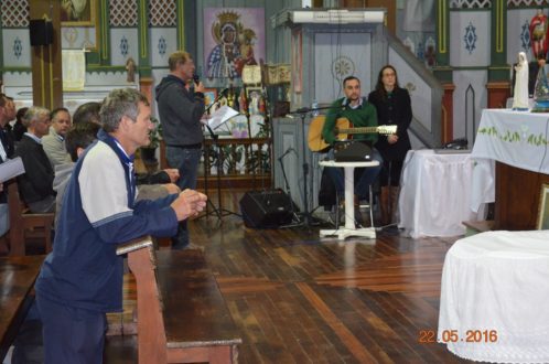 Em pé, o Diácono Luiz Huk fazendo as Meditações do Terço.