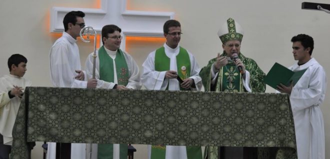 Dom Agenor; pe. Fabiano (à esquerda); pe. João Ari, (canto esquerdo); seminaristas Alex e Jean (segurando o missal).