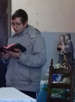 Seminarista Lucas fazendo a oração inicial.