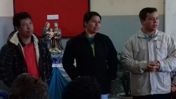 Seminarista Ronaldo apresentando seus pais.