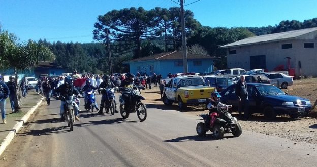 Motoqueiros vindo à frente do Padroeiro.