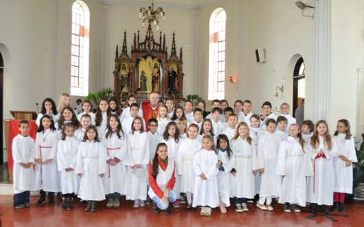 Coroinhas da Paróquia São Pedro, junto com padre Francisco e a coordenadora, Alini Zandonai. (Foto Divulgação.)