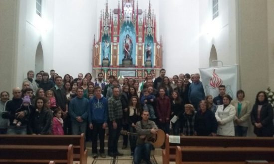 Fiéis da paróquia São Miguel Arcanjo após o encontro com os Seminaristas Missionários.