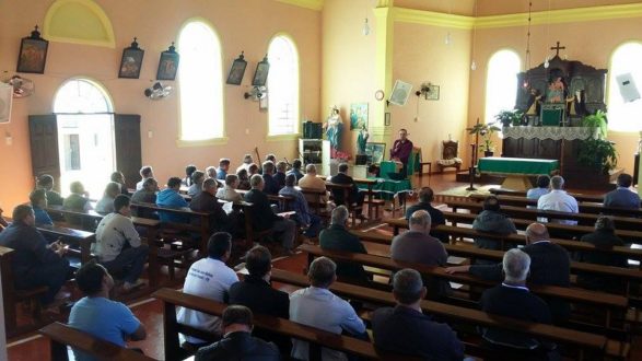 Padre Nelson dirigindo formação aos 'Homens do Terço'.