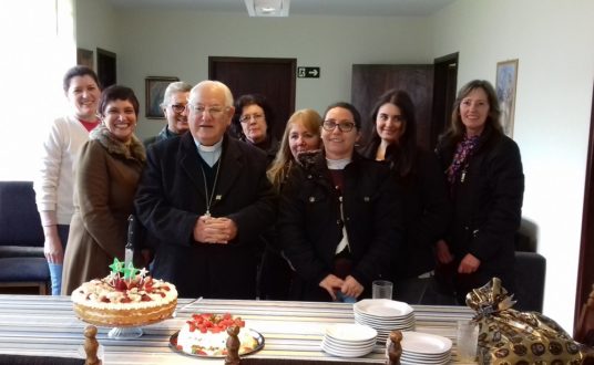 Dom Walter junto com as funcionárias da Cúria Diocesana.