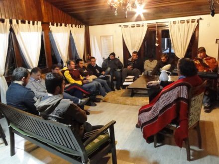 Seminaristas no momento de reflexão com o padre Gilson.