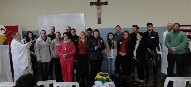 Padre Claudino apresentando os participantes que concluíram a etapas da formação para novos MECES.