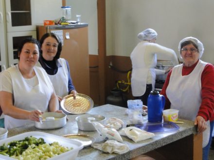 Voluntárias da Paróquia preparando as refeições da Reunião do Clero.