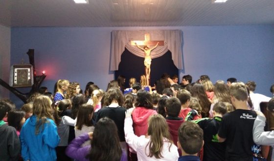 Crianças na Capela da Casa de Formação em momento de devoção.