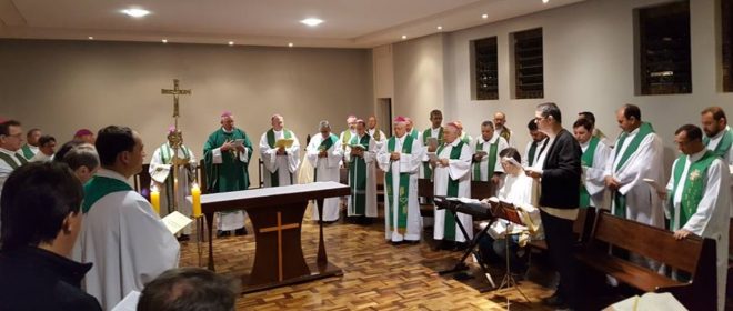 Momento de Oração junto com a celebração da Santa Missa.