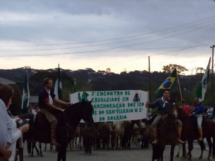 Cavaleiros que trouxeram a Imagem de Aparecida em procissão, até a Matriz Nossa Senhora do Rosário.