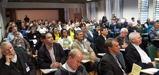 Participantes da 37ª Assembleia do Povo de Deus, reunidos na sala de palestras, no Mossunguê.