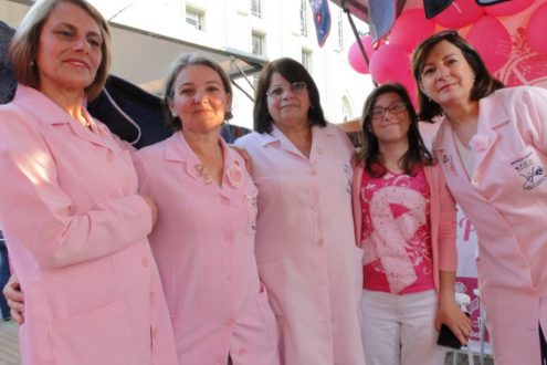 Da esquerda para a Direita, Cássia Roseliane e Arlete Felipe, da Rede Feminina de Combate ao Câncer.