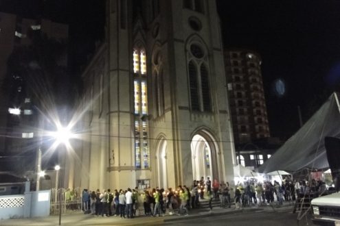 Participantes rodeando a Catedral com vela acesas.