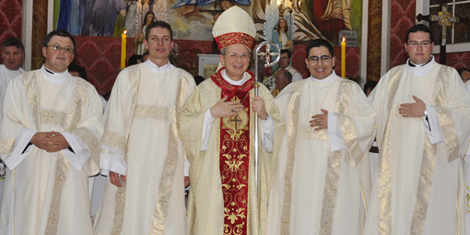 Conferido o 1º Grau do Sacramento da Ordem pela Imposição da Mãos e Oração Consecratória pelo bispo, os os quatro diáconos são configurados ao Cristo Servo.