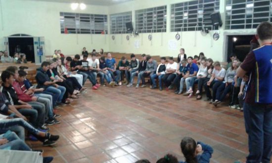 Momento dos Missionários com os Jovens, nas comunidades.