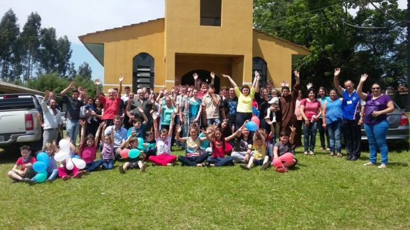 Fiéis da Comunidade da Guaiaca, com os Missionários.