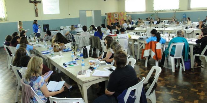 Catequistas em partilha sobre as palestras de Liturgia.