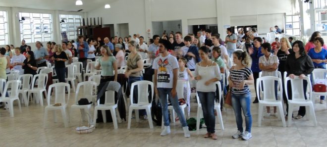 Membros da RCC das diversas paróquias da Diocese em momento de louvor no salão da Catedral.