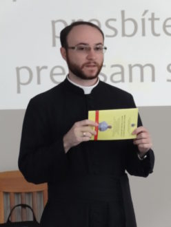 Padre Ricardo com o 'Motu Próprio' em mãos.