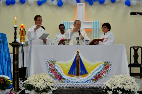 Dom Agenor, e padre Fabiano celebrando a Santa Missa.