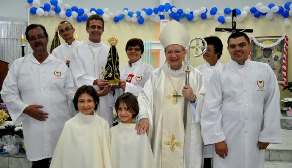 Pe. Fabiano com a Imagem Peregrina, junto com ministros, coroinhas e Dom Agenor.