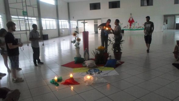 Momento de Dinâmica de Espiritualidade entre os jovens participantes.