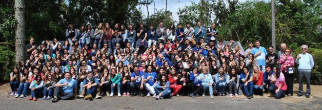 Participantes e organizadores do Mini T.L.C em frente à Casa de Formação, em União da Vitória.