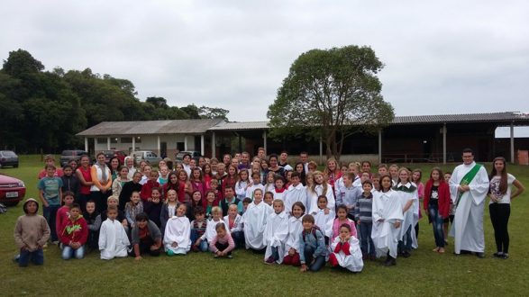 Diácono João Henrique, Irmã Vera e Seminarista, com os coroinhas na comunidade do Porto Feliz.