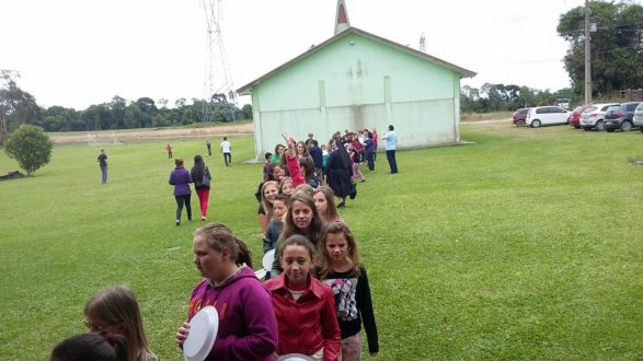 Coroinhas na fila para o almoço.